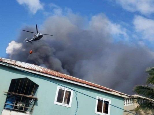 Heridos, daños y rescates aéreos: Las imágenes del trágico incendio en Guanaja  