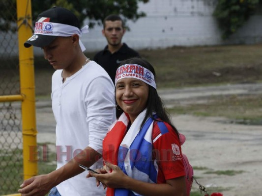 Bellezas y ambiente de la afición merengue en el Olímpico para el clásico capitalino en SPS