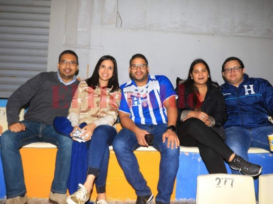 Las bellezas ponen un ambientazo en el Nacional para el Honduras vs Panamá