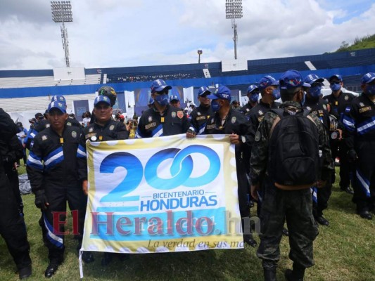 Júbilo y adrenalina: así fue el espectáculo de paracaidismo en el Bicentenario