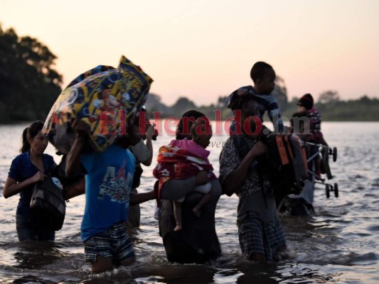 FOTOS: Desesperados, migrantes cruzan otra vez río Suchiate y llegan a México