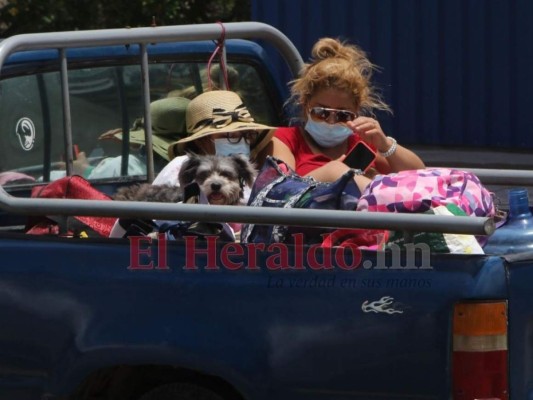 FOTOS: En caravanas retornan viajeros al cierre de la Semana Santa