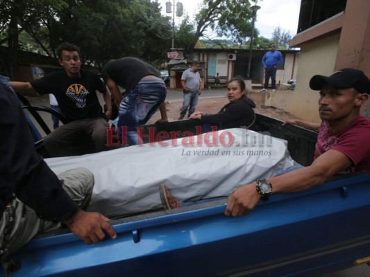 FOTOS: Entre dolor y llanto retiran cadáver de niño de 13 años; un compañero de clases lo mató de un disparo