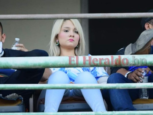 ¡Roban suspiros! Hermosas mujeres engalanan el estadio Olímpico para alentar a la H