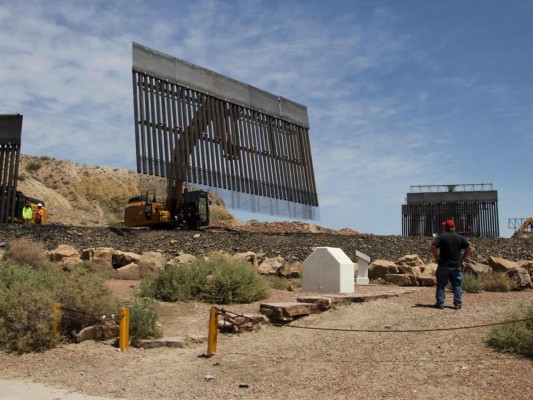 FOTOS: El muro privado que construyeron los simpatizantes de Trump en la frontera con México