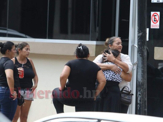 Luto y dolor: retiran cuerpos de mujer embarazada y niño asesinados en masacre de El Guanacaste