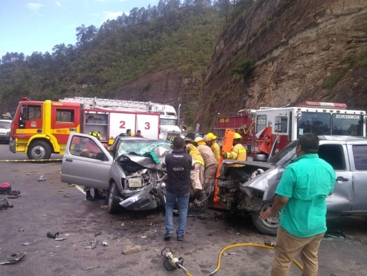 Imágenes del choque entre dos pick-up en la cuesta de La Virgen