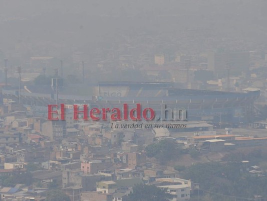 Sin agua, con una pandemia y ahogados por el humo de incendios en la capital del Honduras