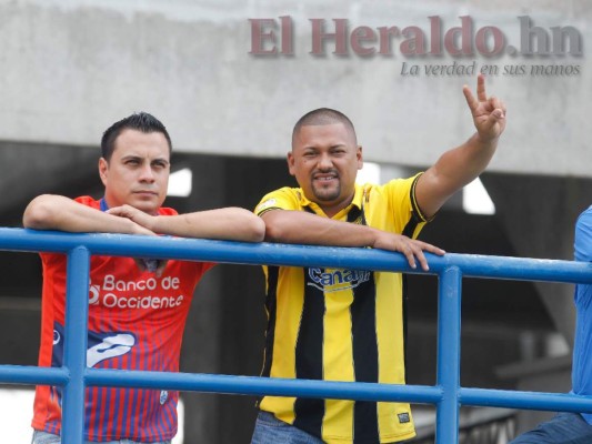 Fotos del ambiente en el estadio de Choluteca para el repechaje Lobos UPNFM vs Real España