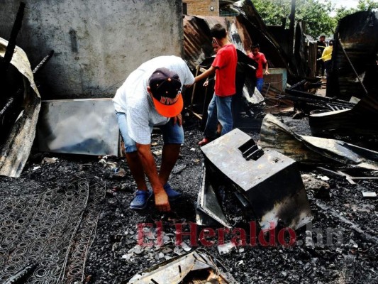 Lágrimas y dolor: incendio arrasa con dos casas en la Nueva Capital (FOTOS)