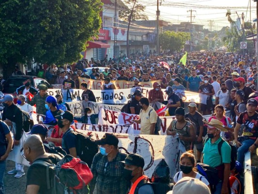 Migrantes hondureños, haitianos y salvadoreños sanan las llagas de sus pies en Huixtla, México (Fotos)