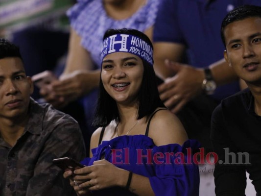 FOTOS: Bellas hondureñas presentes en el duelo Honduras vs Trinidad y Tobago