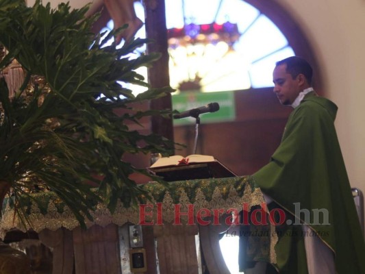 Feligresía católica recibe misa tras vigencia de la reapertura inteligente