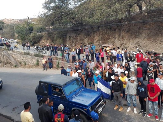 Imágenes del caos vial en la salida al sur ante la toma de calle de los pobladores de la aldea Yaguacire