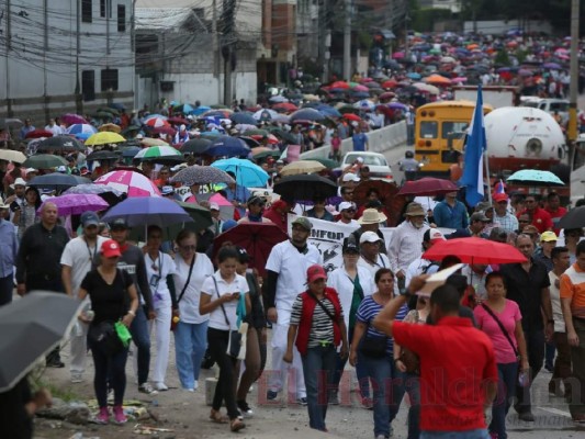 FOTOS: Colegios cerrados, sin atención en IHSS y marchas de maestros, médicos y estudiantes en otro día de protestas