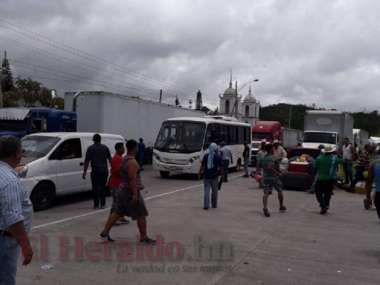 Las 12 fotos que resumen la jornada de paro de transporte pesado y el caos en gasolineras de la capital