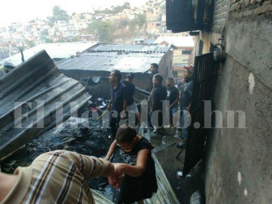 Seis viviendas quemadas: Imágenes del incendio ocurrido este viernes en el barrio La Guasalona de Comayagüela