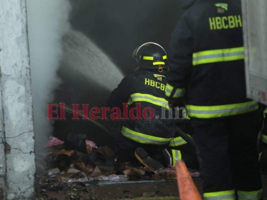 FOTOS: Pérdidas millonarias deja fuerte incendio en bodegas de Tegucigalpa