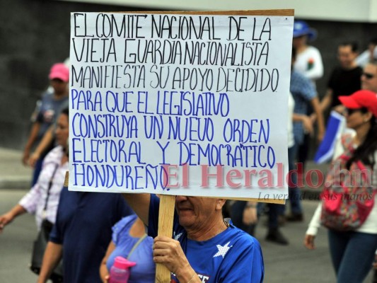 FOTOS: Así fue la nutrida marcha en apoyo a Juan Orlando Hernández