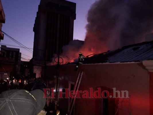 Llamas, daños y desesperación: Las imágenes del voraz incendio que consumió negocios en el centro de la capital