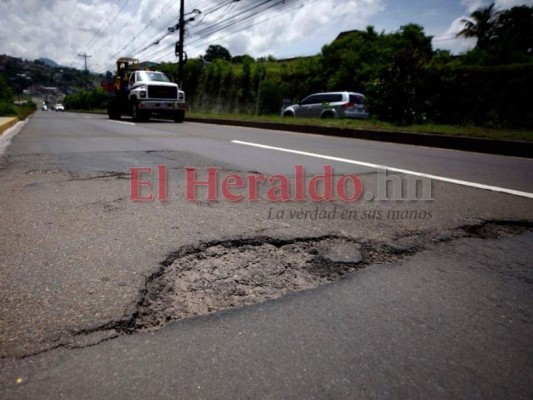 Baches, tierra y alcantarillas destapadas: deterioradas calles de la capital (FOTOS)