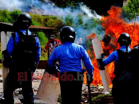 Protestas en El Chimbo: gaseados, padres con bebé en brazos e incendios