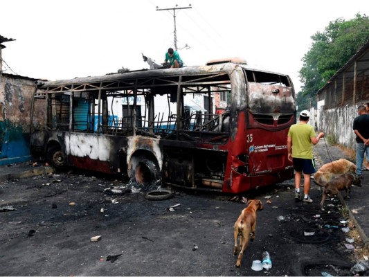 Como zona de guerra quedó Venezuela tras violentas protestas por ingreso de ayuda humanitaria