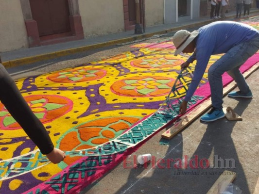 FOTOS: Coloridas y representativas alfombras se exhiben en la capital de Honduras