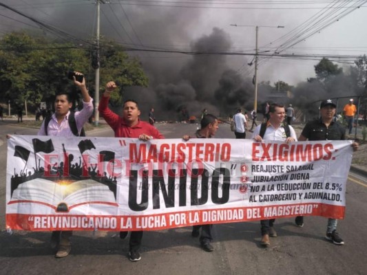 FOTOS: Calles bloqueadas y clases paralizadas deja jornada de protestas en Honduras