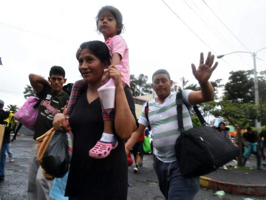 FOTOS: El rostro de dolor de los niños hondureños cuando la caravana migrante rompió los portones en la frontera con México