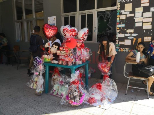 Rosas, globos y abrazos gratis engalanan el Día de San Valentín en la UNAH