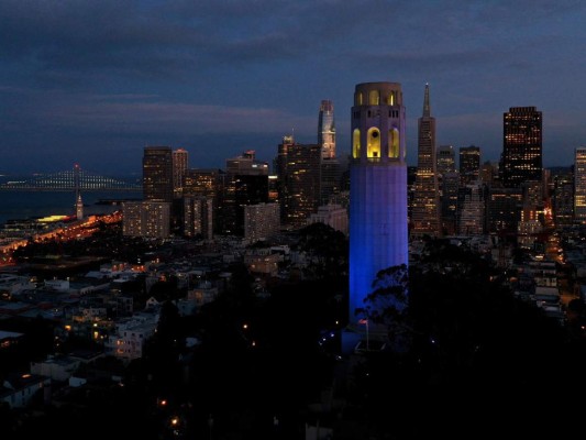 Edificios en EEUU se tiñen de azul en apoyo a los que combaten el Covid-19