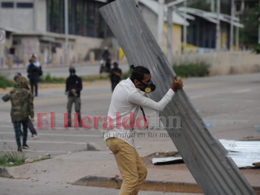 FOTOS: Guerra campal entre policías y encapuchados en el bulevar Suyapa