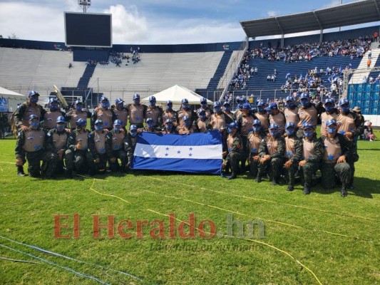 Júbilo y adrenalina: así fue el espectáculo de paracaidismo en el Bicentenario