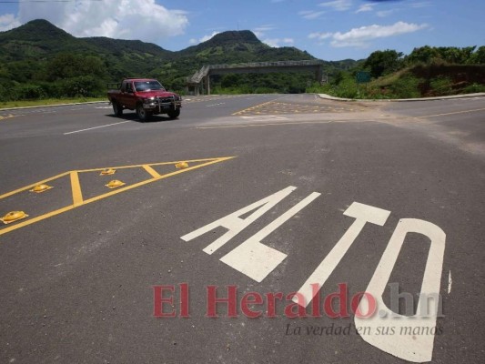 A partir de aproximadamente el kilómetro 50 se puede observar el proyecto con toda la señalización, iluminación y obras complementarias. Faltan estos detalles en la mitad del corredor. Foto: Jhony Magallanes/El Heraldo