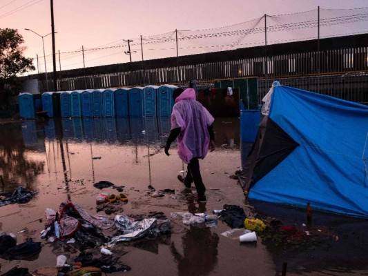 FOTOS: Fuerte lluvia destruye carpas en las que dormían migrantes de la caravana en Tijuana, México