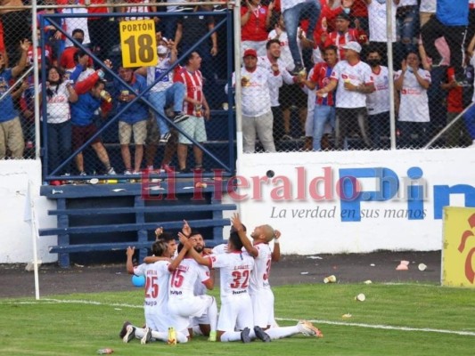 Celebración Merengue y a un paso de la 34: Las imágenes del triunfo de Olimpia en la final