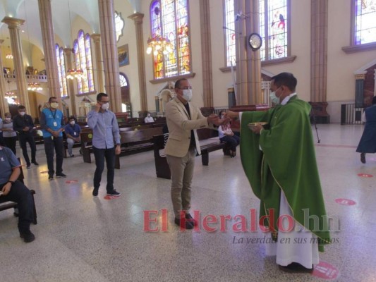 Feligresía católica recibe misa tras vigencia de la reapertura inteligente