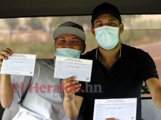 Con sticker: 'Yo me vacuné' y carnet en mano: Así se desarrolla la jornada de vacunación a transportistas en la capital (FOTOS)