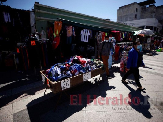 Portando mascarillas, capitalinos visitan comercios para aprovechar promociones de fin de año (Fotos)