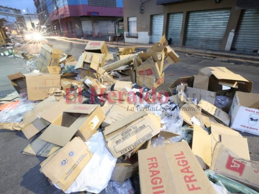 FOTOS: Inundadas de basura amanecieron las calles de Comayagüela, tras fiesta navideña