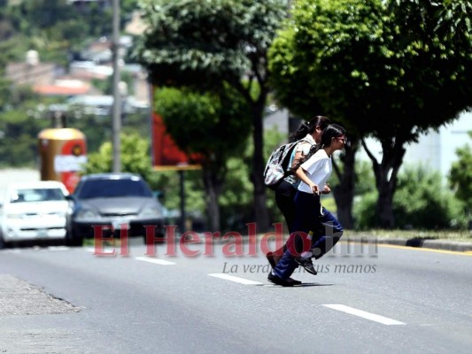 FOTOS: Capitalinos al filo de la muerte al atravesar peligrosos cruces  