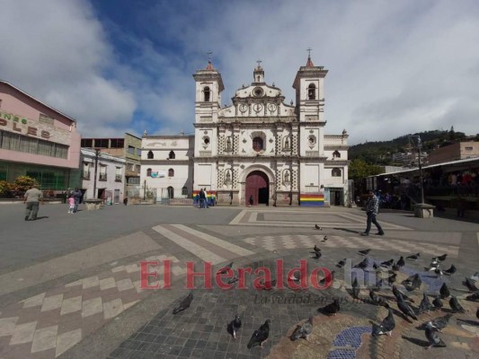 FOTOS: Pintada con la bandera LGTBI amanece iglesia Los Dolores   