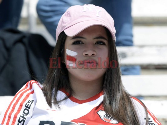 La bellas aficionadas del River Plate ya adornan el Monumental para el partido contra el Boca Junior