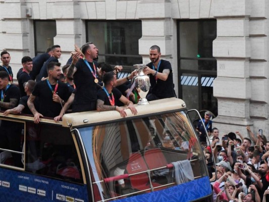 Celebración por campeonato de Italia en la Euro desata la locura en las calles de Roma