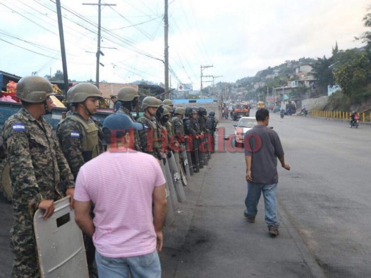 Resguardo militar y presencia policial en las calles capitalinas para desalojar protestas