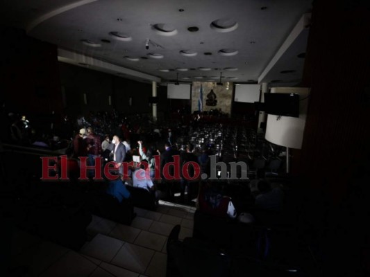 Sin energía eléctrica y cercado de simpatizante de Libre: ambiente en el Congreso Nacional (FOTOS)