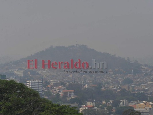 Sin agua, con una pandemia y ahogados por el humo de incendios en la capital del Honduras