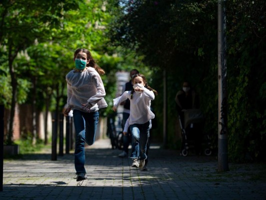 Niños jugando, adultos bailando, Europa comienza a suspender el encierro por pandemia