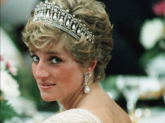 La historia de la princesa Diana a través de su estilo de la moda